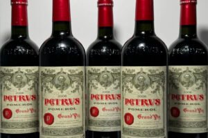 超人洋行收購 2006 年柏圖斯 Petrus 紅酒，專業團隊提供免費鑑定，檢查酒液、酒標與儲存品相，依市場行情給予公道報價。香港地區可預約上門驗酒，交易全程保密，不會洩露客戶資料。若你家中存放老酒想變現，歡迎諮詢。超人洋行收購 2006 年柏圖斯 Petrus 紅酒，為藏家提供安全可靠的名酒回收服務。