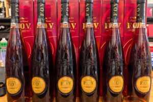 超人洋行收購軒尼詩 FOV 長頸干邑 Hennessy，香港多區可預約免費鑑估，專業團隊檢查酒水位、瓶標與封膜狀態，依照即時行情給予公正報價。交易全程保密，支援上門驗貨，不論裸瓶或是連原盒藏品都可諮詢，超人洋行收購軒尼詩 FOV 長頸干邑 Hennessy，讓閒置老酒安心變現。