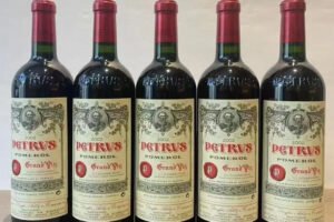 超人洋行專門估價收購 2002 年帕圖斯 Petrus 紅酒，服務香港各區藏家，提供專業驗酒、免費評估。如果你手上持有 2002 年帕圖斯 Petrus 紅酒，無論打算查詢行情或者變現，我哋會仔細核對藏品狀態，報價公道透明，支援上門交收，交易低調保密，安心處理你的名莊藏品。