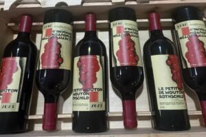超人洋行收購 2023 年木桐 Mouton 紅酒，為香港客戶提供免費鑑定估價，細心核對酒標、封膜、水位，原盒裸瓶均可評估，支援上門驗貨同門店交收，交易過程保密安心。超人洋行收購 2023 年木桐 Mouton 紅酒，妥善處理屋企閒置名莊紅酒變現需求。