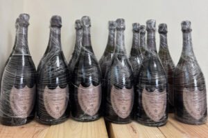 超人洋行收購唐培里儂粉紅香檳 Dom Pérignon Rosé，專業鑑定師針對香港藏家提供免費品相評估，仔細比對版本真偽、封膜完好度與酒液狀態，無論帶盒或裸瓶均可受理，支援上門驗收，交易資料嚴格保密。超人洋行收購唐培里儂粉紅香檳 Dom Pérignon Rosé，讓閒置頂級香檳可以簡單安心變現。