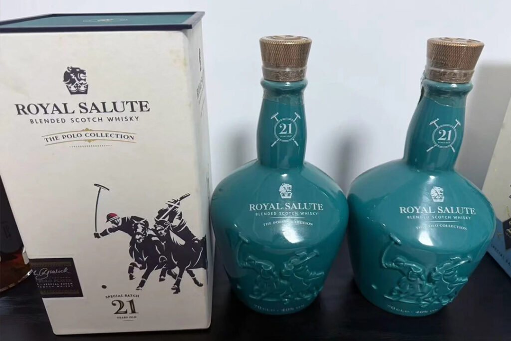 超人洋行收購皇家禮炮 Royal Salute21 年馬球威士忌，提供香港全區免費鑑定估價。不論是原盒齊全藏品或是裸瓶老酒，專業團隊檢查酒標、封膜與酒液水位，報價透明公道，支援上門驗收，全程保密保障客戶私隱。超人洋行收購皇家禮炮 Royal Salute21 年馬球威士忌，協助藏家妥善處理閒置名酒。